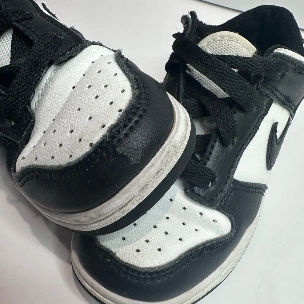 Pre-owned Nike Kids Black and White Sneakers Sz.8